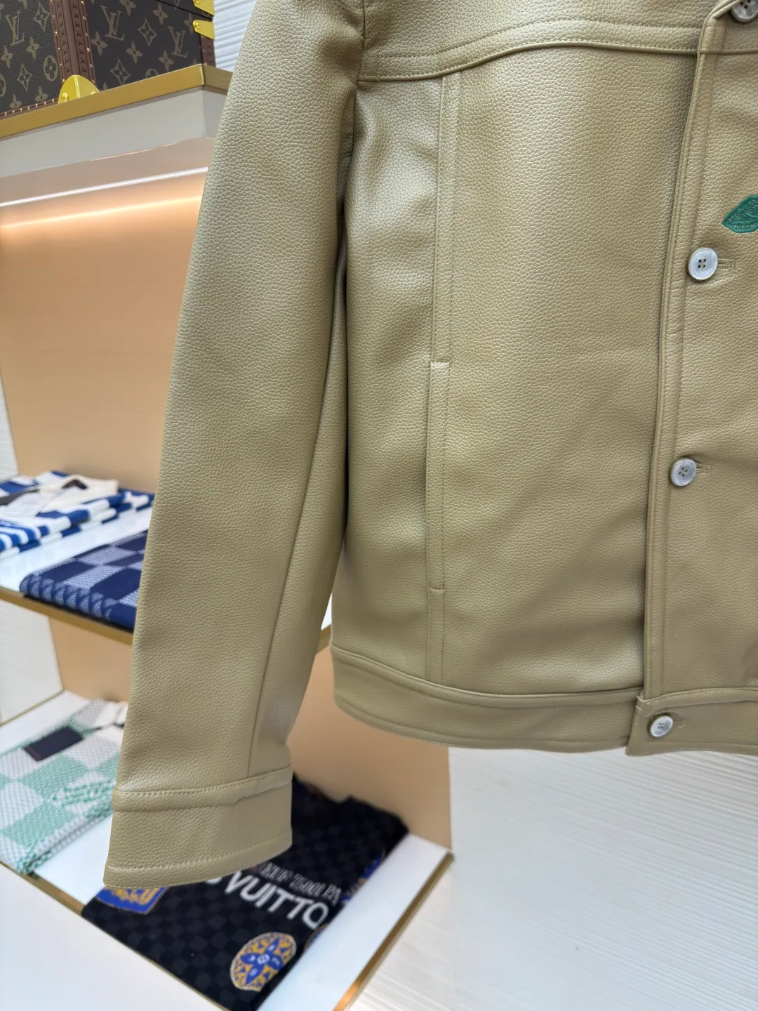 LOUIS VUITTON Tunic Jacket ●Authentic product: Purchased and developed by 50050 ●Item number: 1680165-C00 ●Fabric: Leather fabric ●Technology: Positioning cutting machine ●Version: Fitted version ●Weight: about 1365 grams ●Size: 50-52-54-56 ●Description: 24ss new tunic jacket has the retro connotation of gorgeous grain leather, with LV Flower Embroidery interprets seasonal tropical island elements. Marque L. Vuitton déposée leather patch sits at the back, and pearlescent buttons add a chic touch. The overall workmanship is very complicated. The embroidery is made with heat-capacitive glue, which needs to be ironed to ensure quality. The checkerboard pattern needs to be positioned correctly, so it is very fast. Each process of the entire garment is slow and time-consuming.